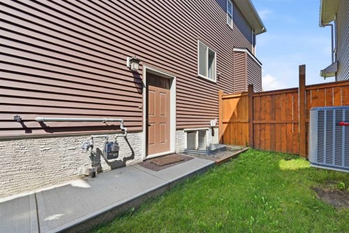 129 Kingsbury Close Se, Airdrie, AB - Outdoor