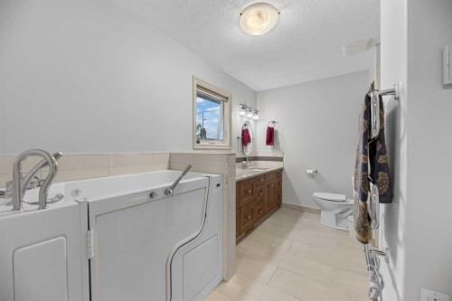 5418 43 Street, Olds, AB - Indoor Photo Showing Bathroom