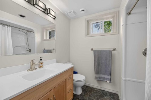 5418 43 Street, Olds, AB - Indoor Photo Showing Bathroom