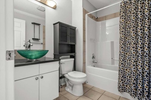 168 153 Avenue Se, Calgary, AB - Indoor Photo Showing Bathroom