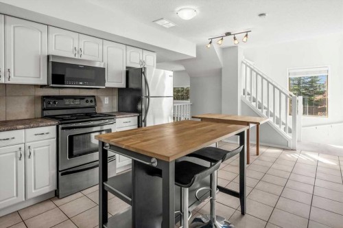 168 153 Avenue Se, Calgary, AB - Indoor Photo Showing Kitchen