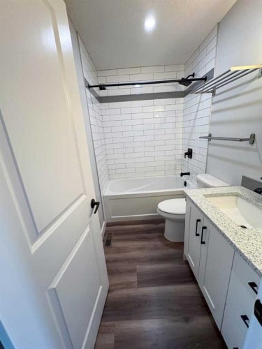 4 Richards Crescent, Olds, AB - Indoor Photo Showing Bathroom