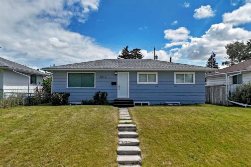 2016 46 Street Se, Calgary, AB - Outdoor