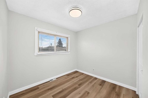 2016 46 Street Se, Calgary, AB - Indoor Photo Showing Other Room