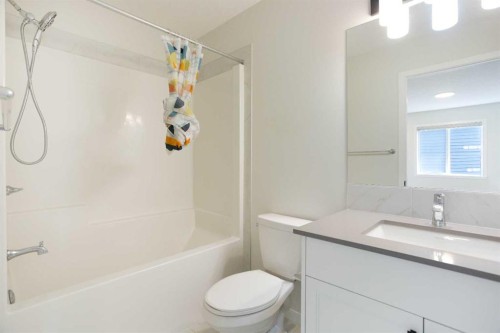 112 Lucas Street Nw, Calgary, AB - Indoor Photo Showing Bathroom