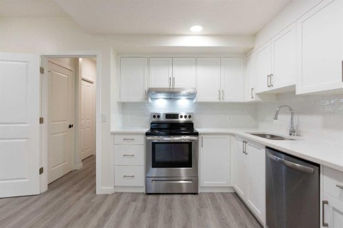 112 Lucas Street Nw, Calgary, AB - Indoor Photo Showing Kitchen With Stainless Steel Kitchen With Double Sink With Upgraded Kitchen
