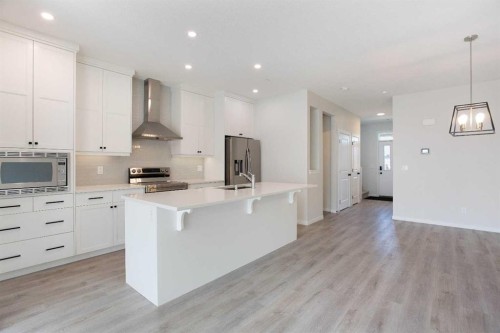 112 Lucas Street Nw, Calgary, AB - Indoor Photo Showing Kitchen With Upgraded Kitchen