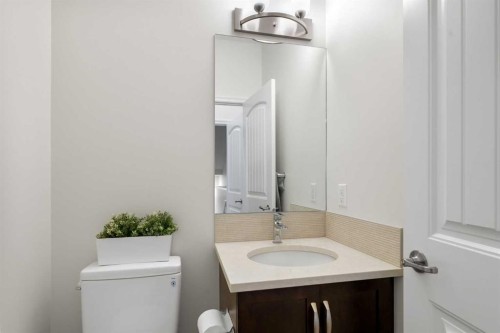 31 Magnolia Grove Se, Calgary, AB - Indoor Photo Showing Bathroom