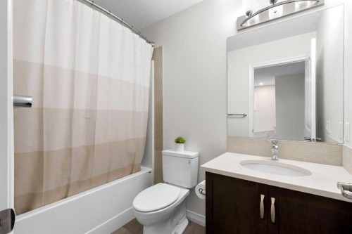 31 Magnolia Grove Se, Calgary, AB - Indoor Photo Showing Bathroom
