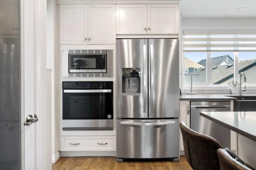 31 Magnolia Grove Se, Calgary, AB - Indoor Photo Showing Kitchen