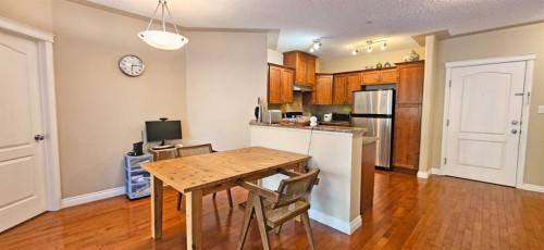 305-30 Discovery Ridge Close Sw, Calgary, AB - Indoor Photo Showing Kitchen