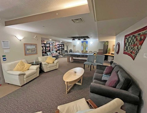 305-30 Discovery Ridge Close Sw, Calgary, AB - Indoor Photo Showing Living Room