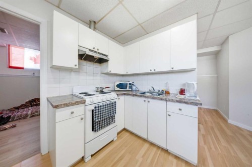 33 Martin Crossing Green Ne, Calgary, AB - Indoor Photo Showing Kitchen