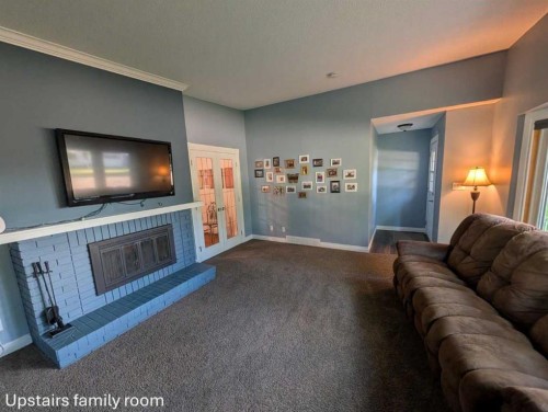 703 5 Avenue West, Brooks, AB - Indoor Photo Showing Living Room
