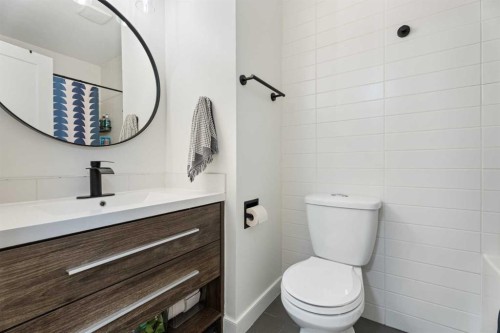 101-740 Bracewood Drive Sw, Calgary, AB - Indoor Photo Showing Bathroom