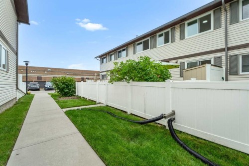101-740 Bracewood Drive Sw, Calgary, AB - Outdoor