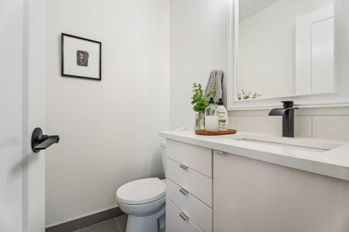 101-740 Bracewood Drive Sw, Calgary, AB - Indoor Photo Showing Bathroom