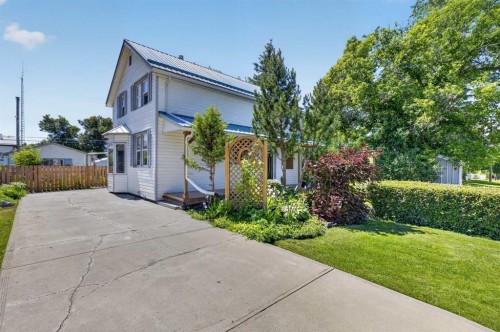 2109 21 Avenue, Bowden, AB - Outdoor