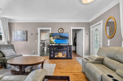 2109 21 Avenue, Bowden, AB - Indoor Photo Showing Living Room