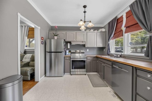 2109 21 Avenue, Bowden, AB - Indoor Photo Showing Kitchen With Double Sink