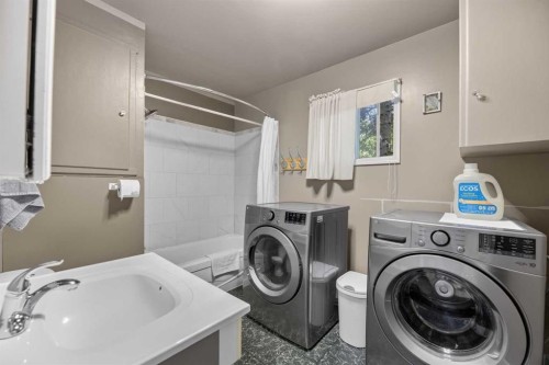 2109 21 Avenue, Bowden, AB - Indoor Photo Showing Laundry Room