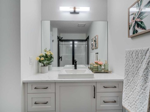 6106-200 Southridge Drive, Okotoks, AB - Indoor Photo Showing Bathroom