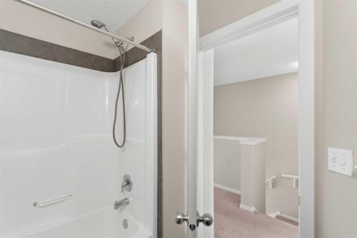 58 Evansview Road Nw, Calgary, AB - Indoor Photo Showing Bathroom