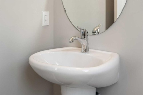 58 Evansview Road Nw, Calgary, AB - Indoor Photo Showing Bathroom