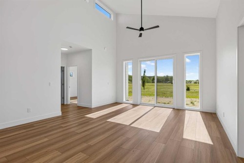 8 Diamond Valley Close, Carbon, AB - Indoor Photo Showing Other Room