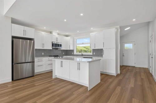 8 Diamond Valley Close, Carbon, AB - Indoor Photo Showing Kitchen With Stainless Steel Kitchen With Upgraded Kitchen