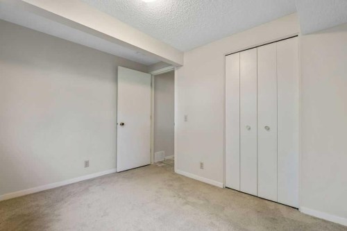 122 Bergen Road Nw, Calgary, AB - Indoor Photo Showing Other Room