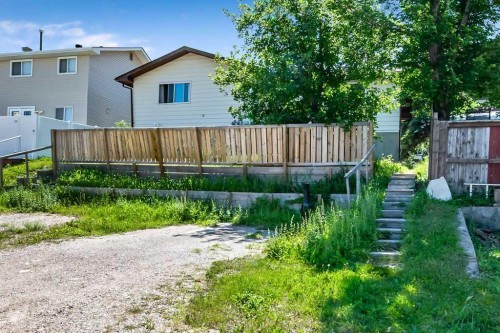 122 Bergen Road Nw, Calgary, AB - Outdoor