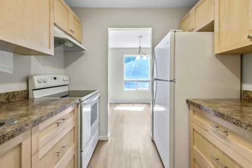 122 Bergen Road Nw, Calgary, AB - Indoor Photo Showing Kitchen