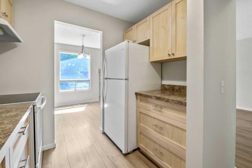 122 Bergen Road Nw, Calgary, AB - Indoor Photo Showing Kitchen