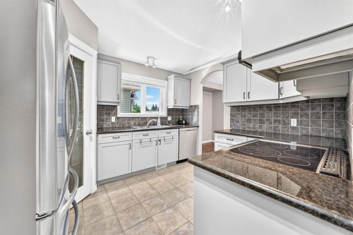 142 Strathmore Lakes Place, Strathmore, AB - Indoor Photo Showing Kitchen