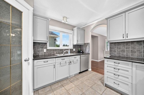 142 Strathmore Lakes Place, Strathmore, AB - Indoor Photo Showing Kitchen