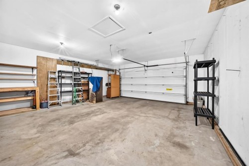 142 Strathmore Lakes Place, Strathmore, AB - Indoor Photo Showing Garage