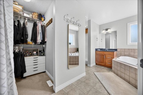 13 Covepark Bay Ne, Calgary, AB 