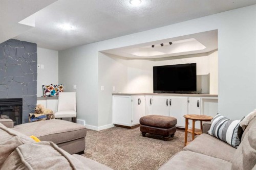 367 Woodbriar Circle Sw, Calgary, AB 