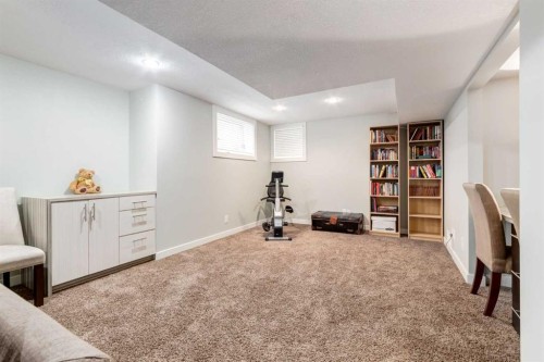 367 Woodbriar Circle Sw, Calgary, AB 