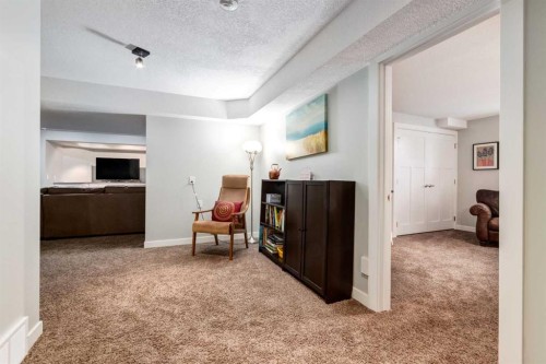 367 Woodbriar Circle Sw, Calgary, AB 