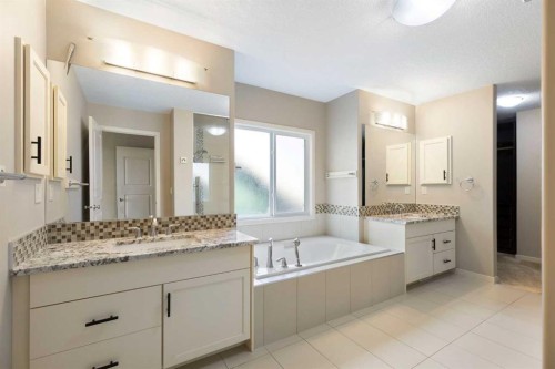 16 Auburn Sound Crescent Se, Calgary, AB - Indoor Photo Showing Bathroom