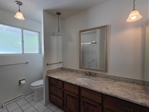 5936 Dalmead Crescent Nw, Calgary, AB - Indoor Photo Showing Bathroom