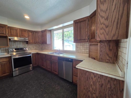 5936 Dalmead Crescent Nw, Calgary, AB - Indoor Photo Showing Kitchen With Double Sink