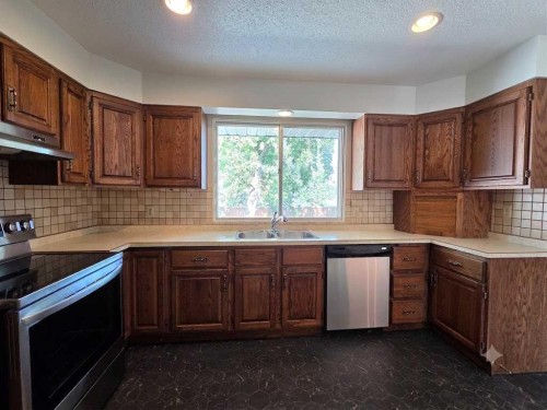 5936 Dalmead Crescent Nw, Calgary, AB - Indoor Photo Showing Kitchen With Double Sink