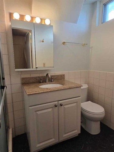 5936 Dalmead Crescent Nw, Calgary, AB - Indoor Photo Showing Bathroom