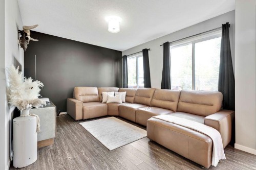 1714 Montgomery Gate Se, High River, AB - Indoor Photo Showing Living Room