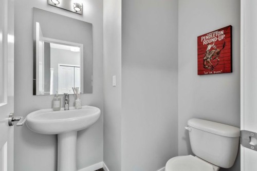 1714 Montgomery Gate Se, High River, AB - Indoor Photo Showing Bathroom