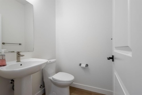 53 Versant Point Sw, Calgary, AB - Indoor Photo Showing Bathroom
