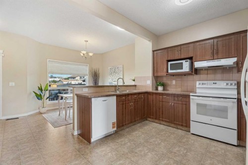 40 Cimarron Grove Drive, Okotoks, AB - Indoor Photo Showing Kitchen